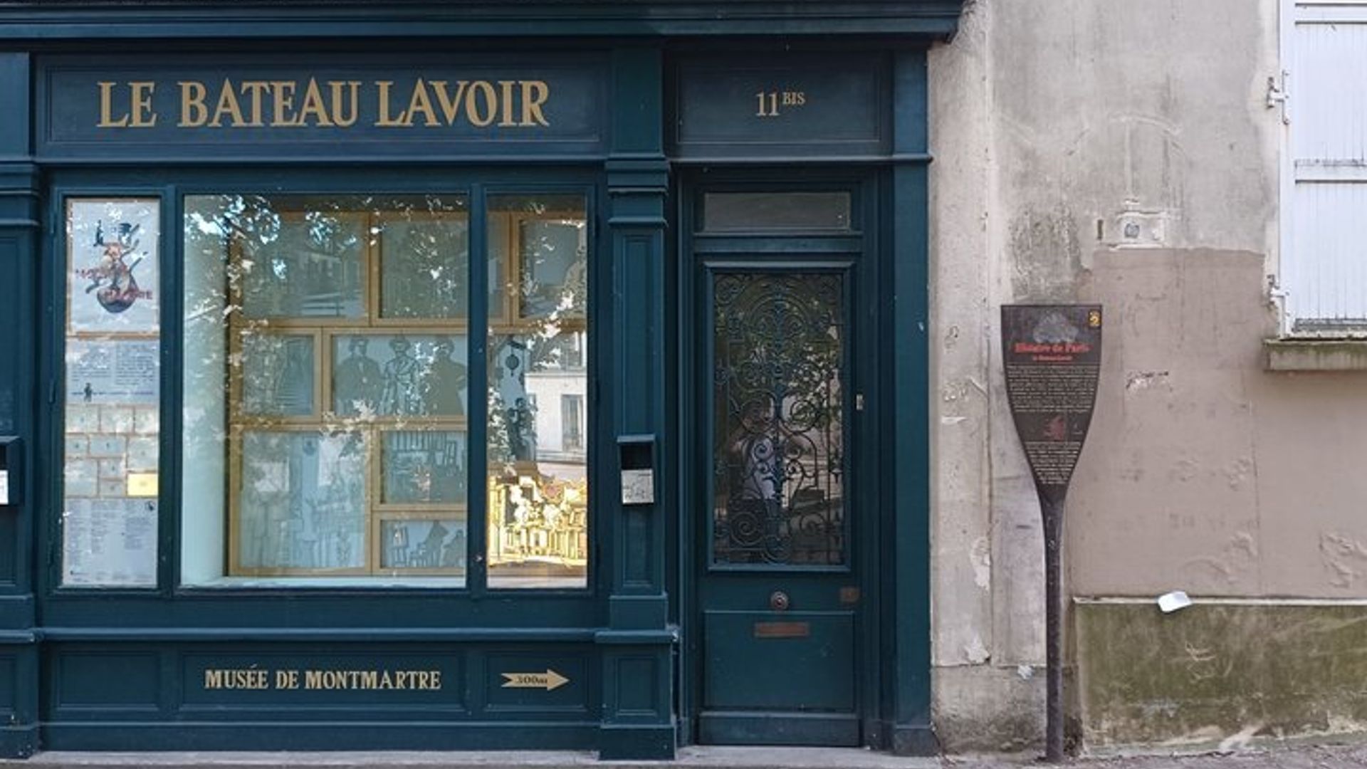 Paris: Montmartre Highlights Small-Group Walking Tour