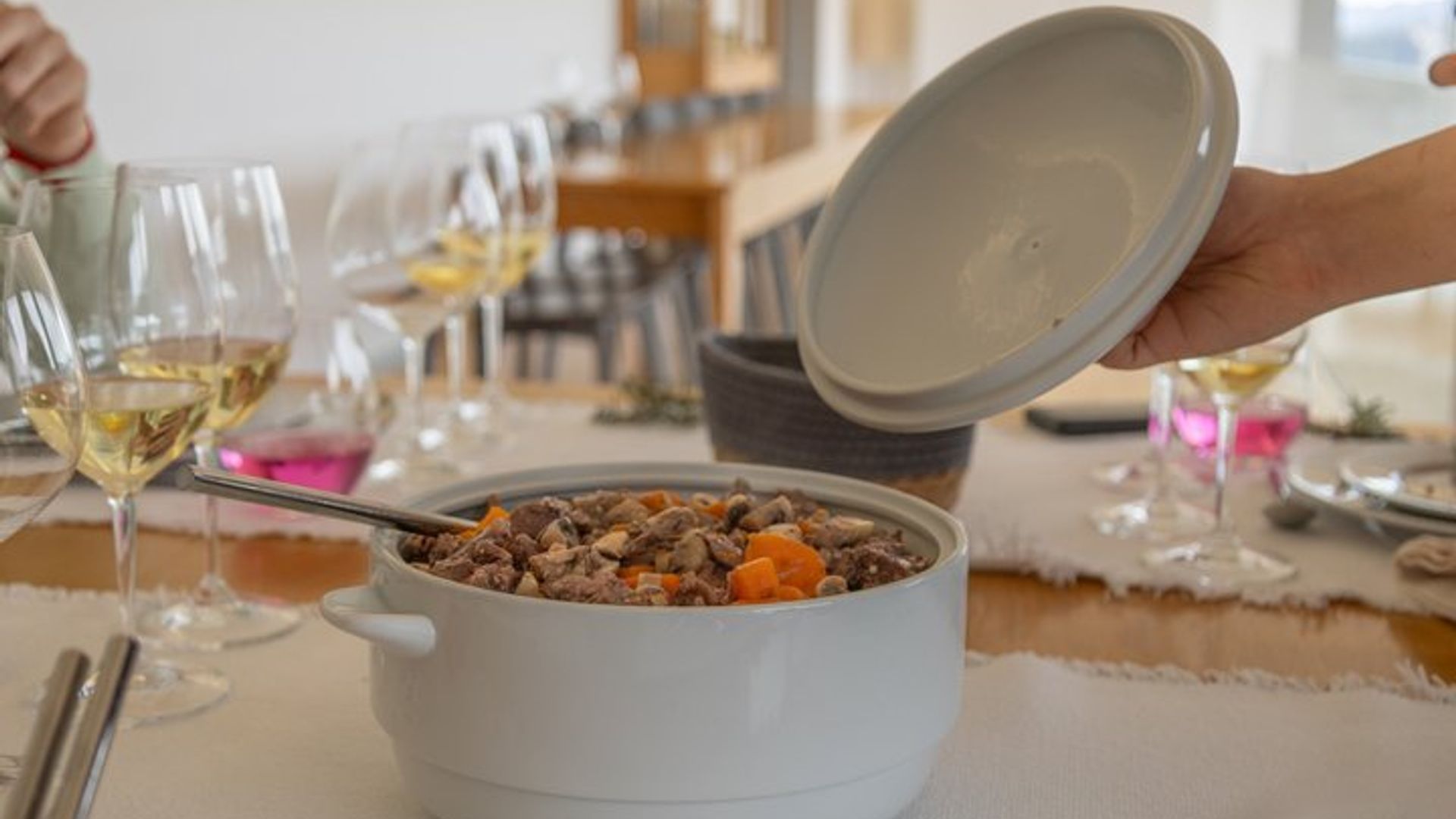Tour privado de vino verde: Visita 2 fincas de vino con almuerzo incluido