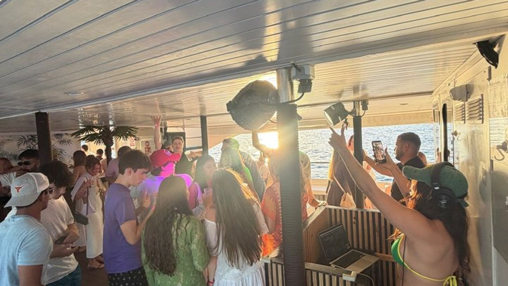 Barcelona Boat Party with 4 Drinks, DJ, Rooftop & Top Club Entry