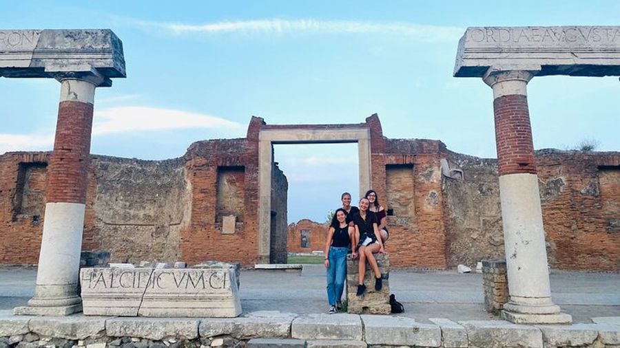 Pompeii Private Tour With an Archaeologist (Price per Group)