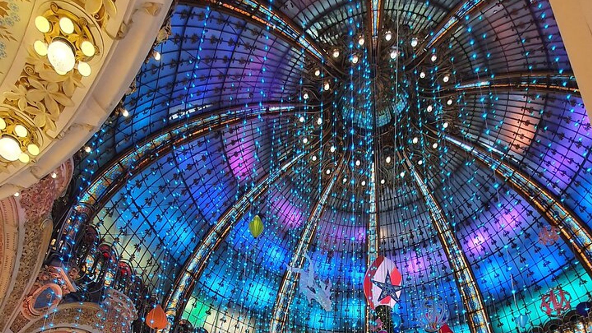 Paris Christmas Food and Decorations Walking Tour
