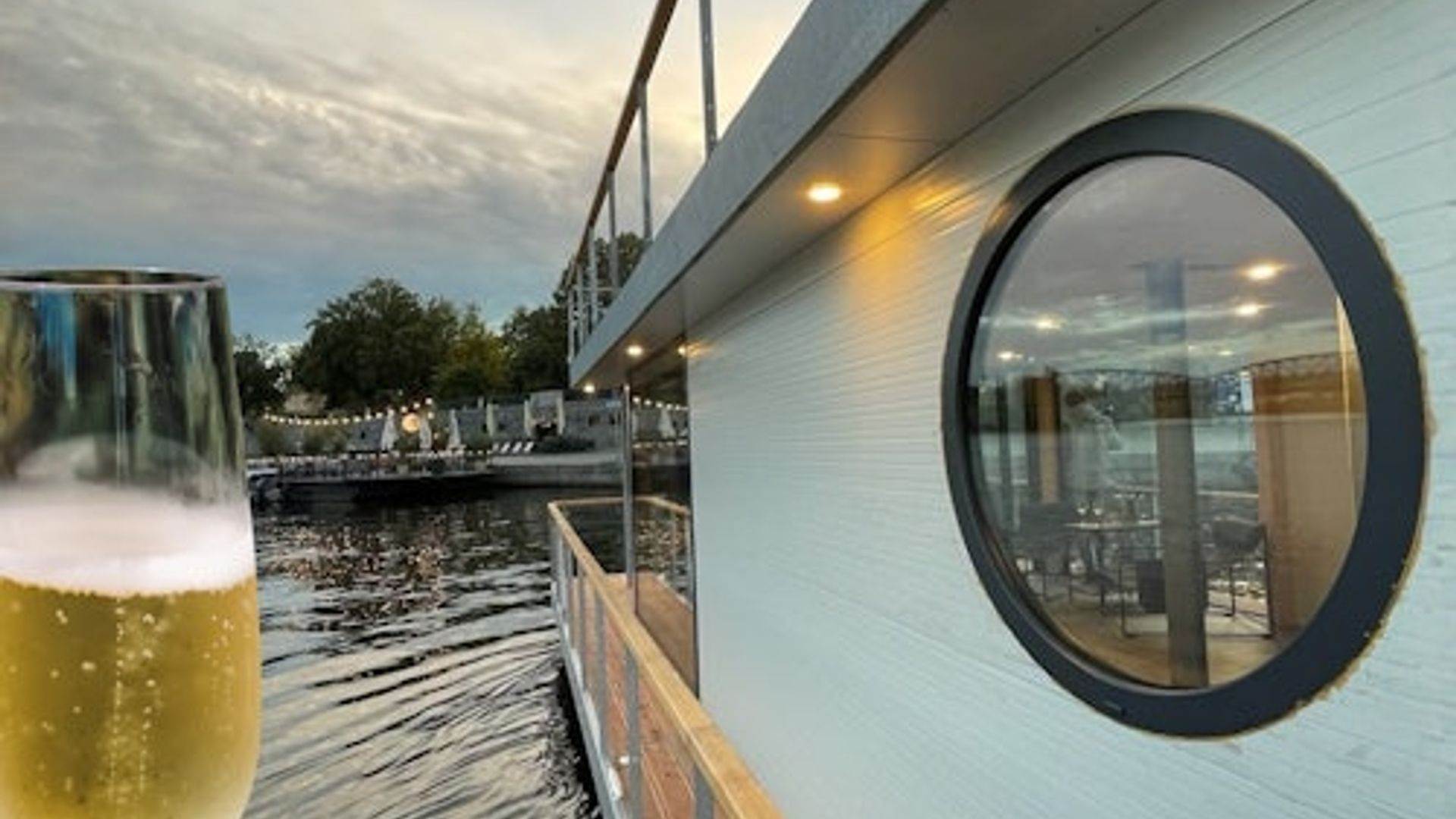 Prague: Private Boat Cruise + Audio Guide + Glass of Prosecco
