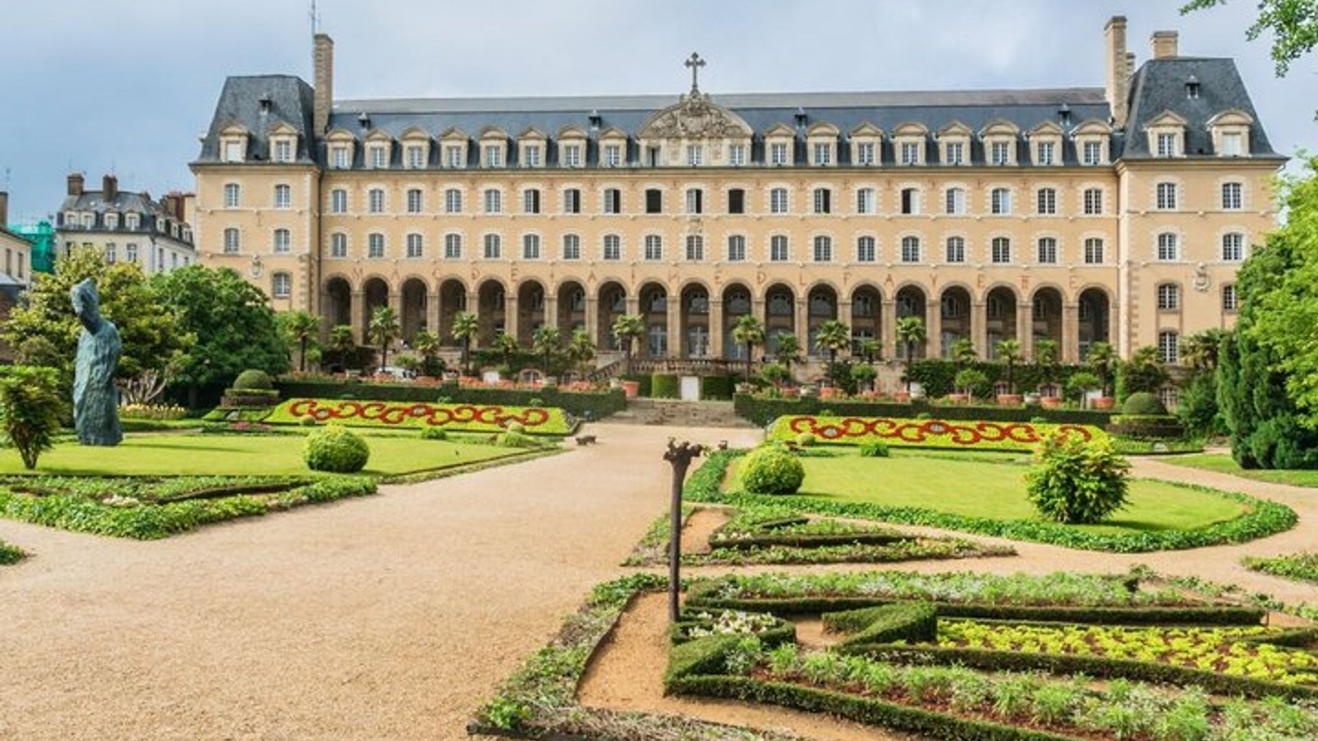 Rennes: 1h50 audio guided walking tour and 25 audio commentaries
