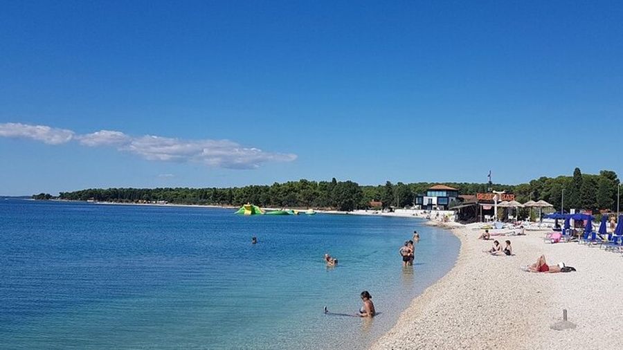 Pula Sightseeing and Swimming Cruise With Lunch and Drinks