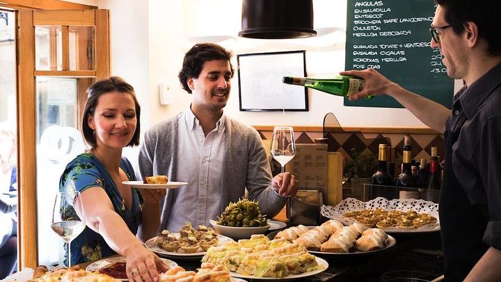 San Sebastian: Pintxos and Wine Small-Group Evening Tour