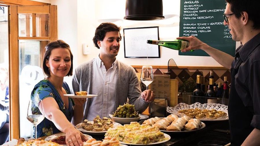 San Sebastian: Pintxos and Wine Small-Group Evening Tour