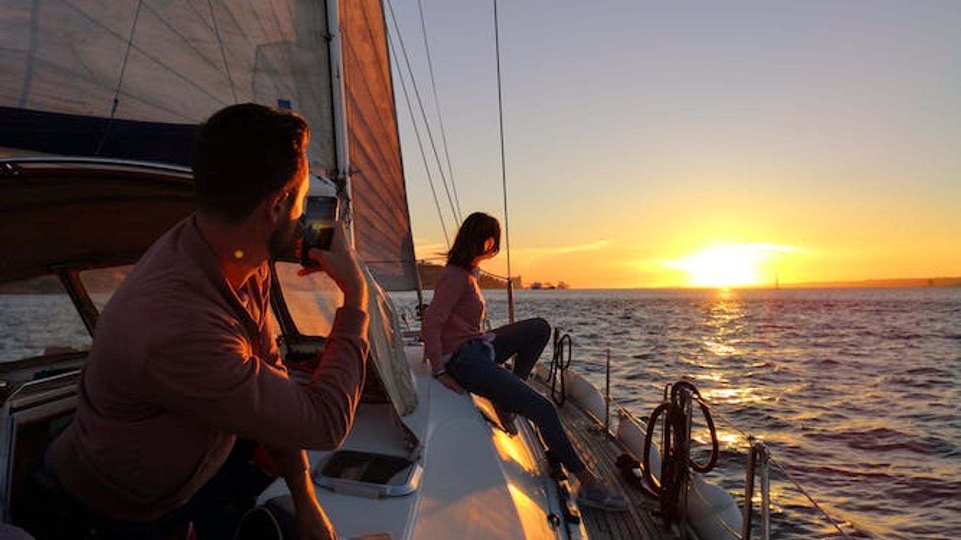 2-hour sunset sailing tour in Lisbon image 1