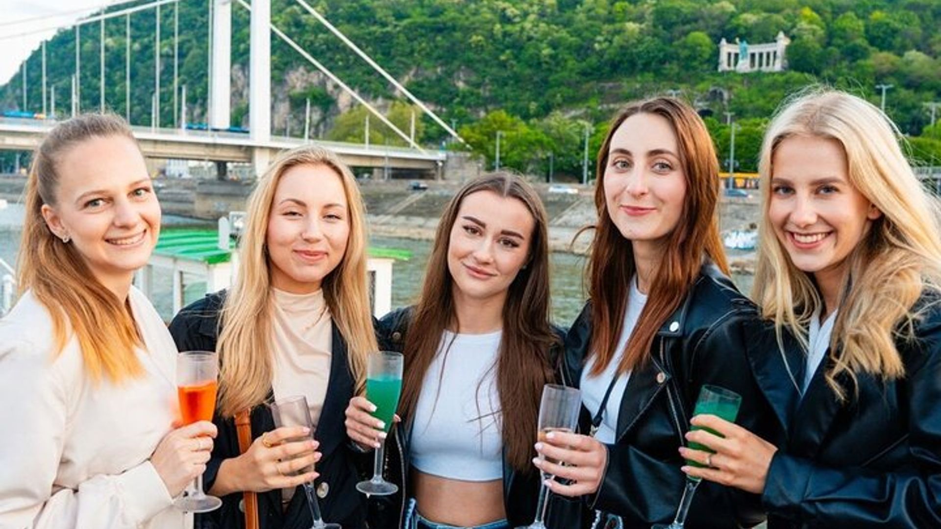 Budapest: Sunset Danube Cruise With Prosecco