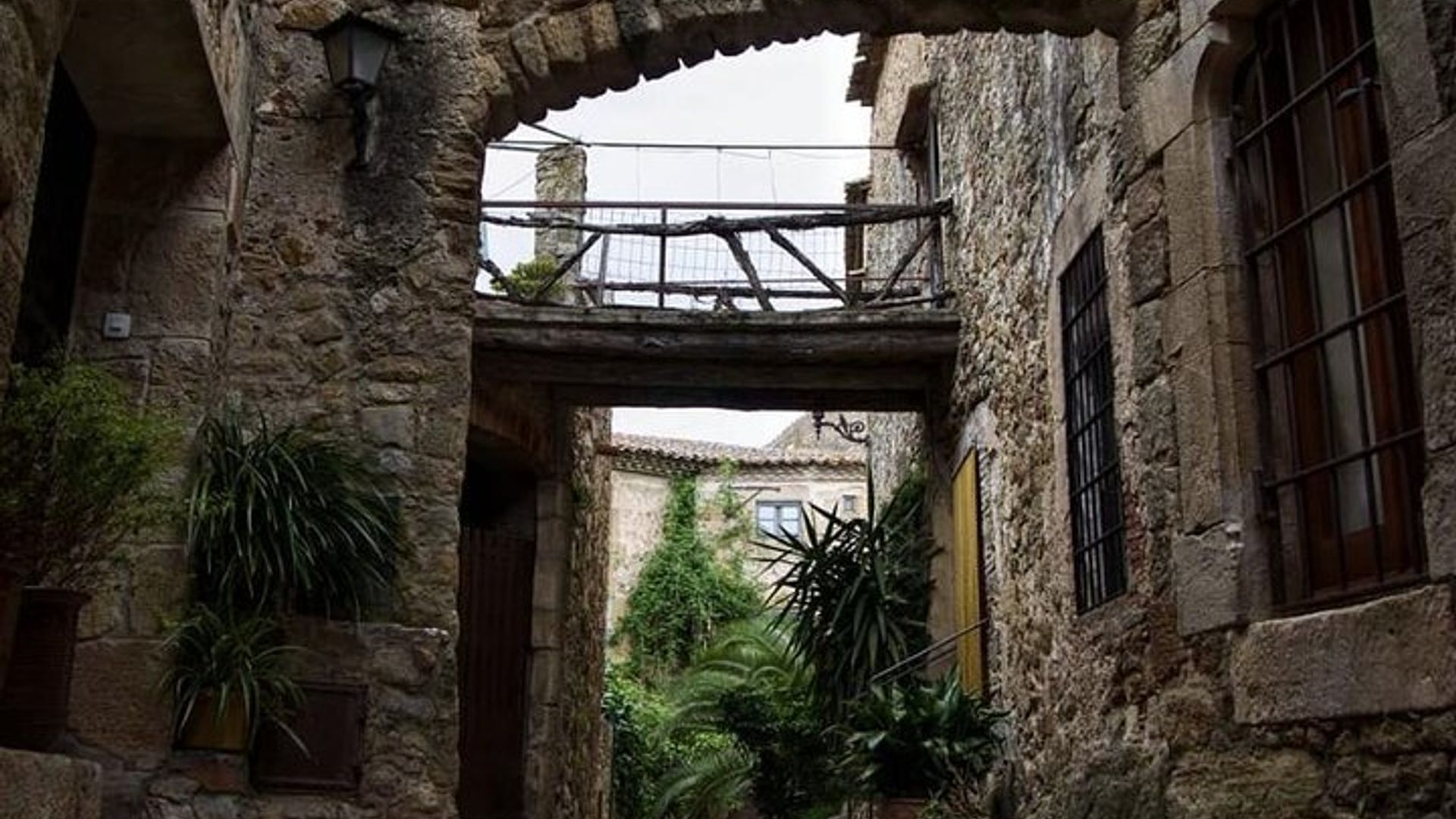 Drei mittelalterliche Juwelen & lokales Mittagessen Private Tour ab Barcelona