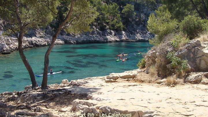 A guided day of exploration in sea kayaking, discovery of the National Park.