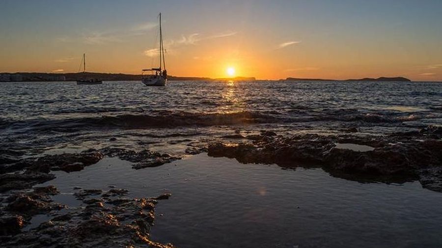 Sunset Catamaran Expedition in front of Cafe Mambo