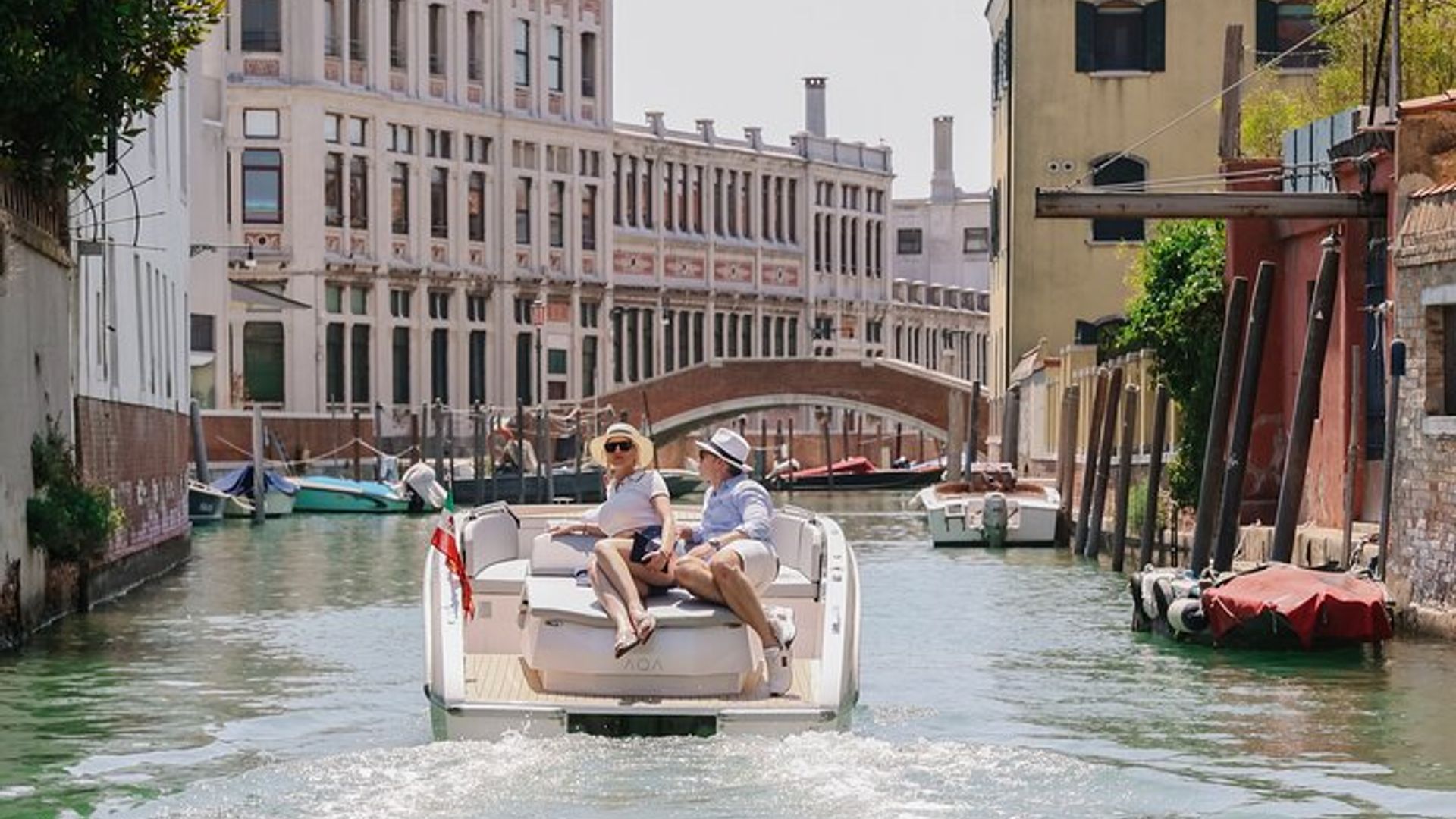 Venice Small-Group Electric Boat Tour With Snacks and Water