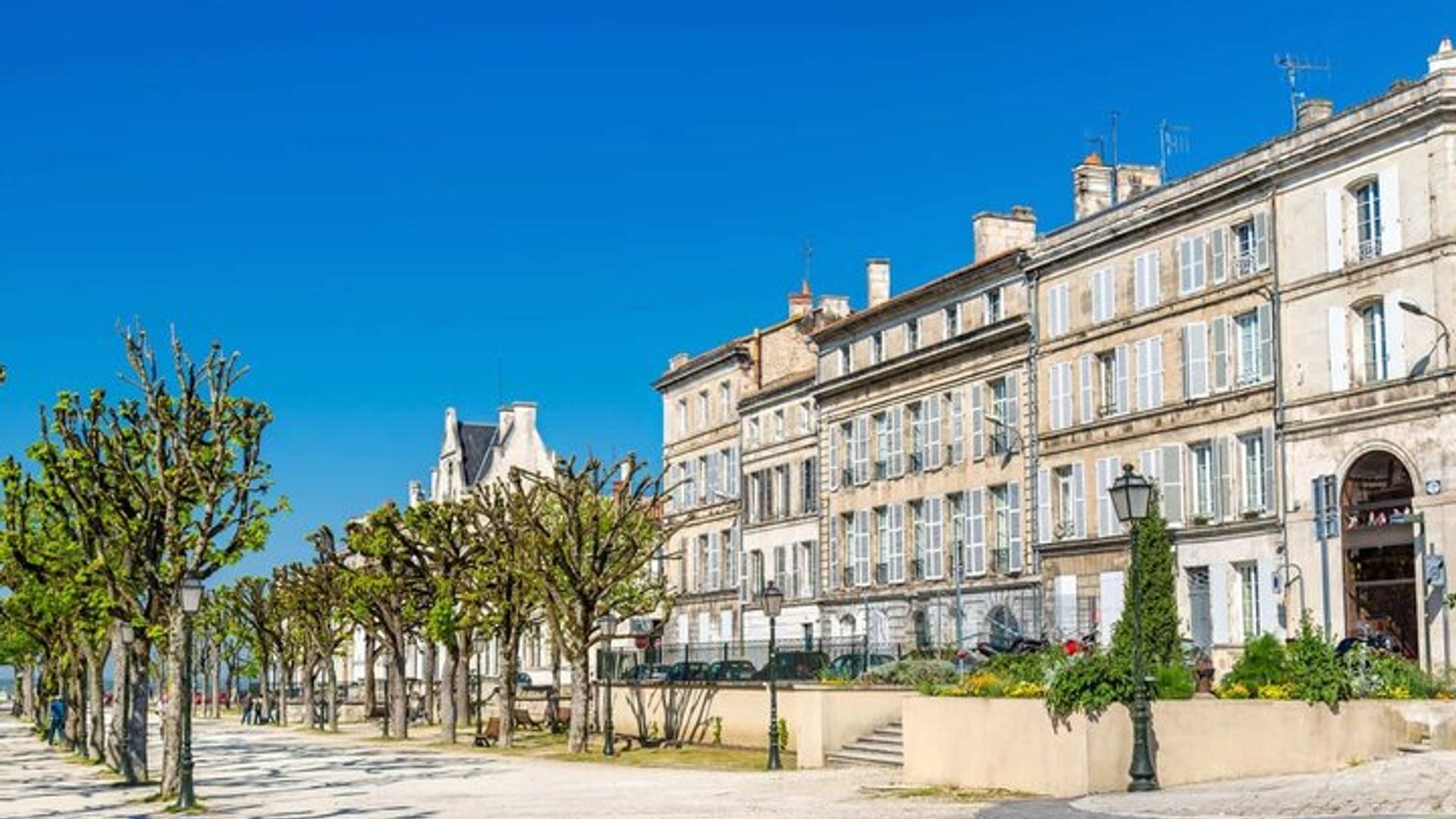 Hello Angouleme: Private 2-Hour Intro City Walk with Local Guide