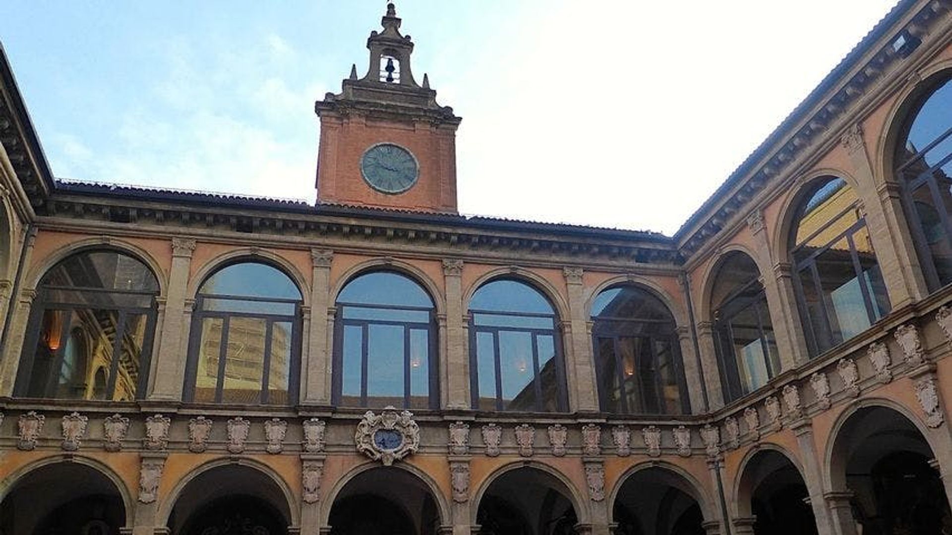Audio tour of Archiginnasio Palace in Bologna with food tasting