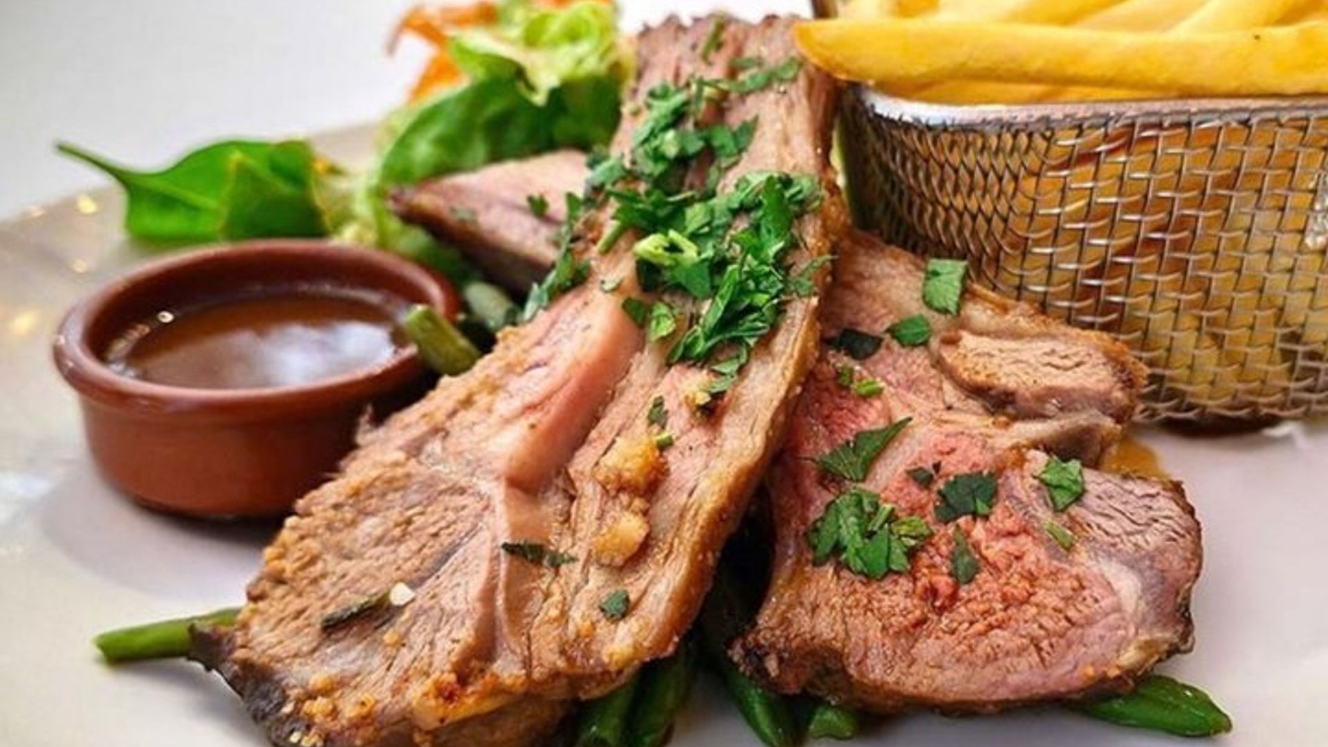 Notre-Dame Guided Tour and Lunch at a Parisian Restaurant