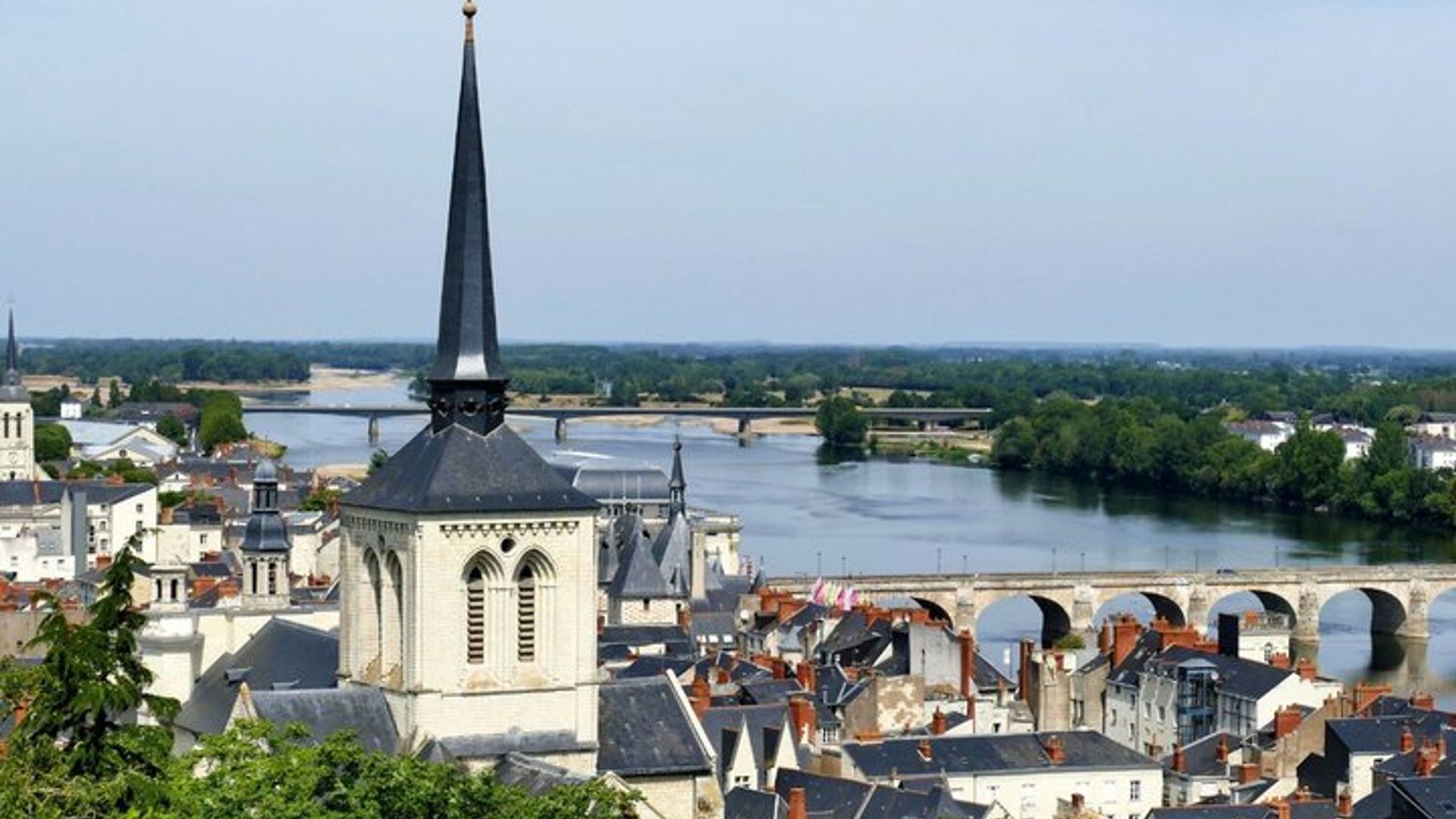 Saumur: 1.5 hour audio guided walking tour and 18 audio commentaries