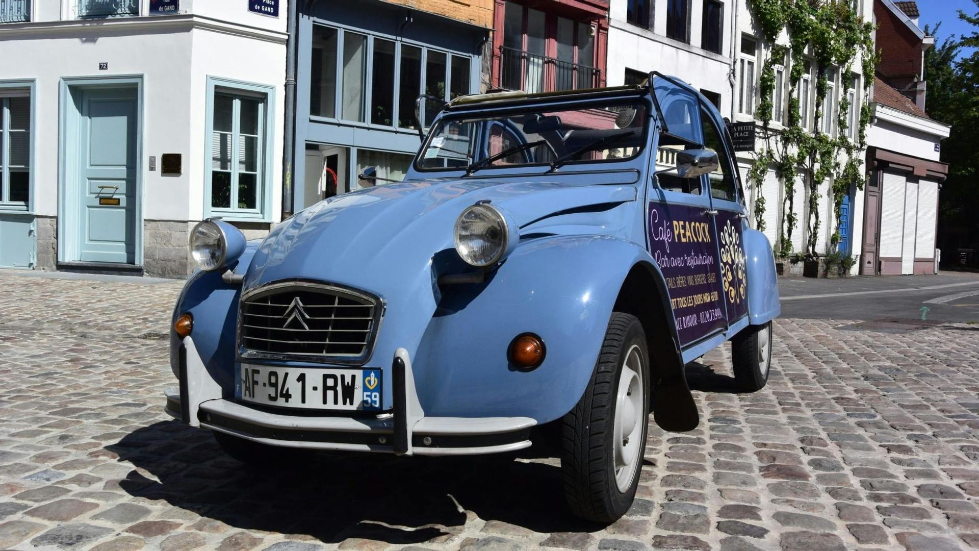 1-hour private tour in Lille by Citroën 2CV