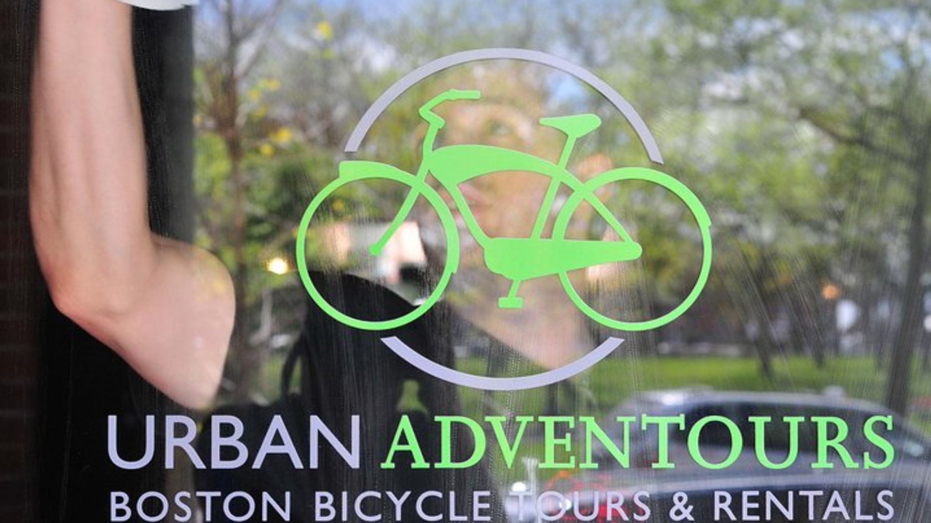 Boston Hybrid Bike 24-Hour Bike Rental image 1