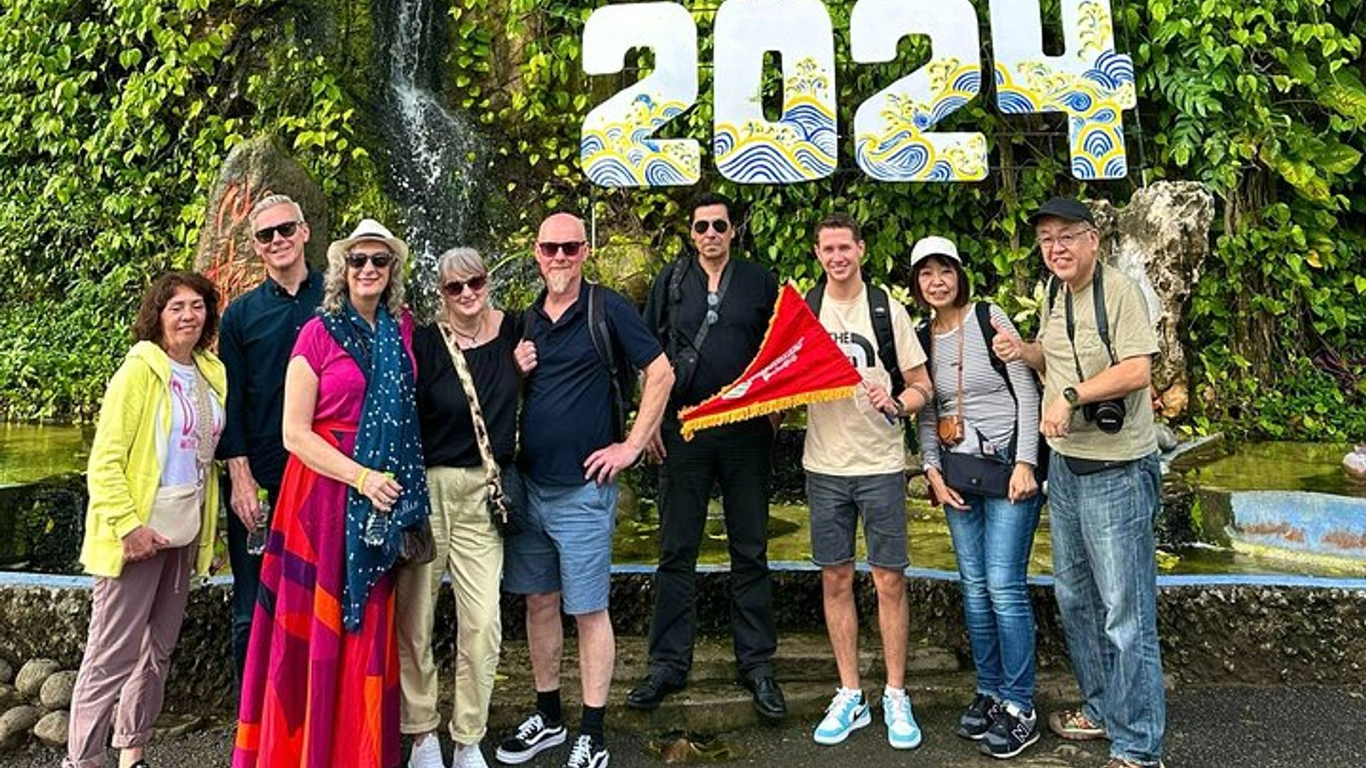 Excursión de un día completo en grupo pequeño por el puente Golden Hand y Ba Na Hills
