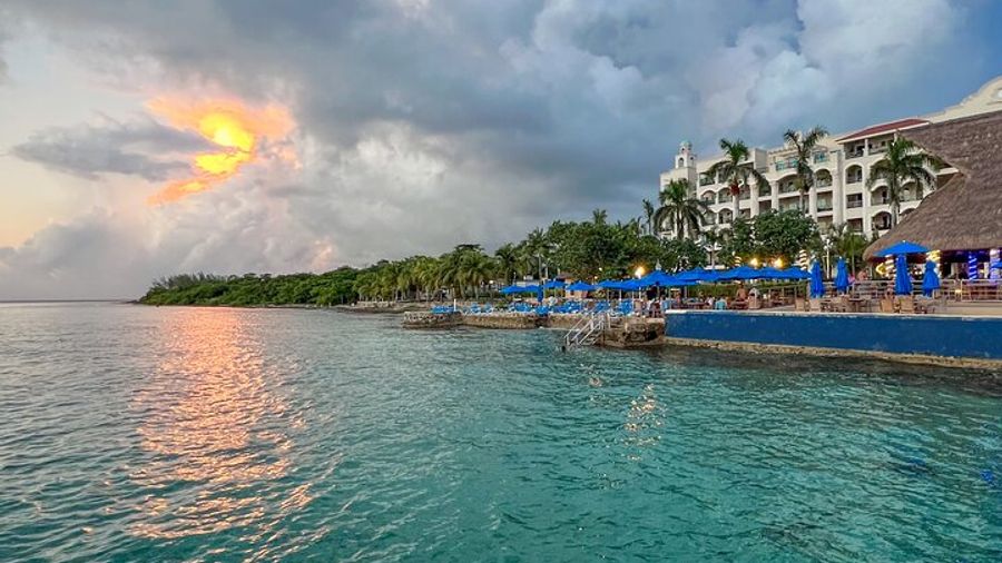Money Bar Day Pass with Snorkel & Mexican Lunch