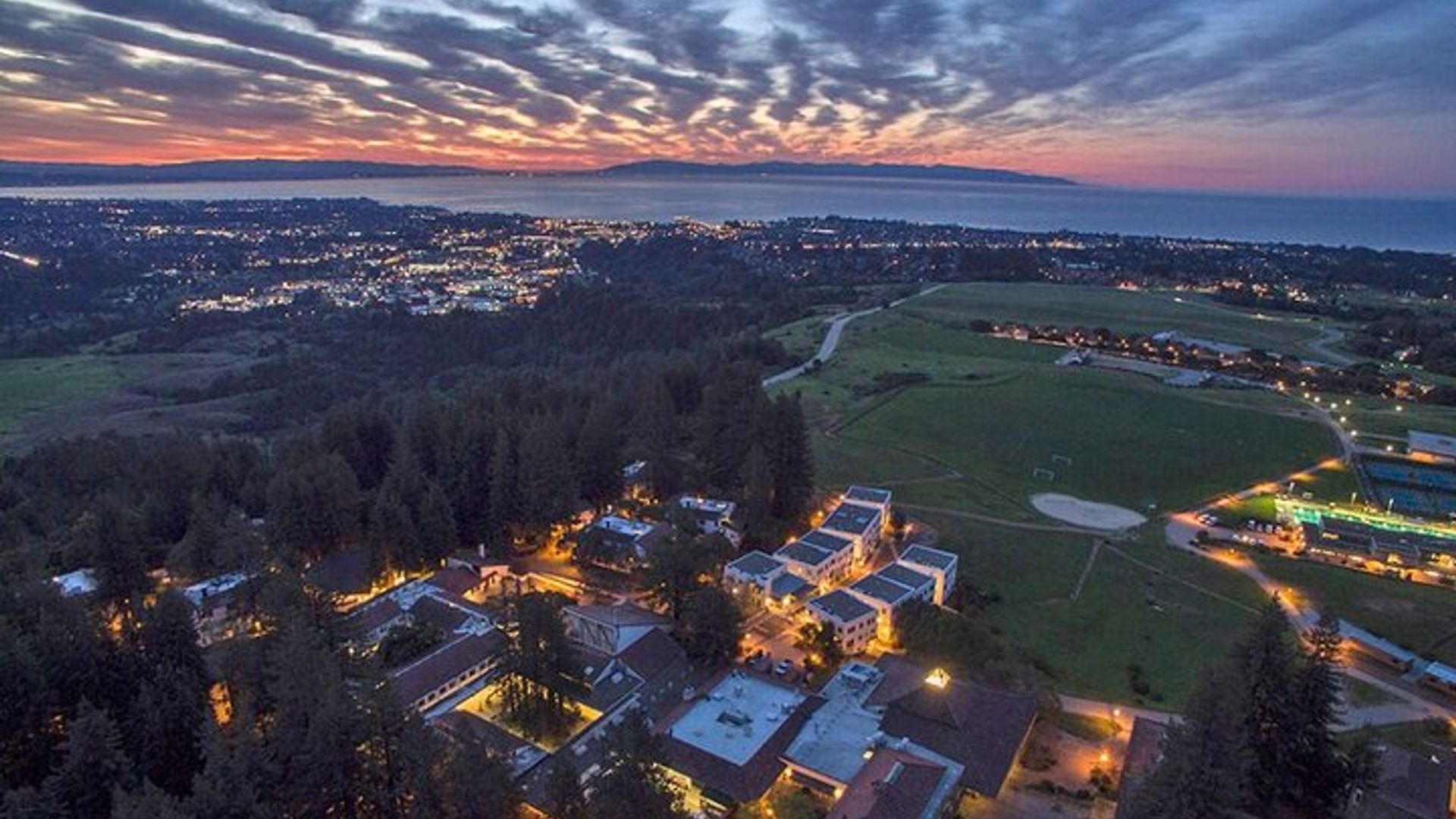 Visite à pied autoguidée de l'UC Santa Cruz : débloquez des histoires secrètes