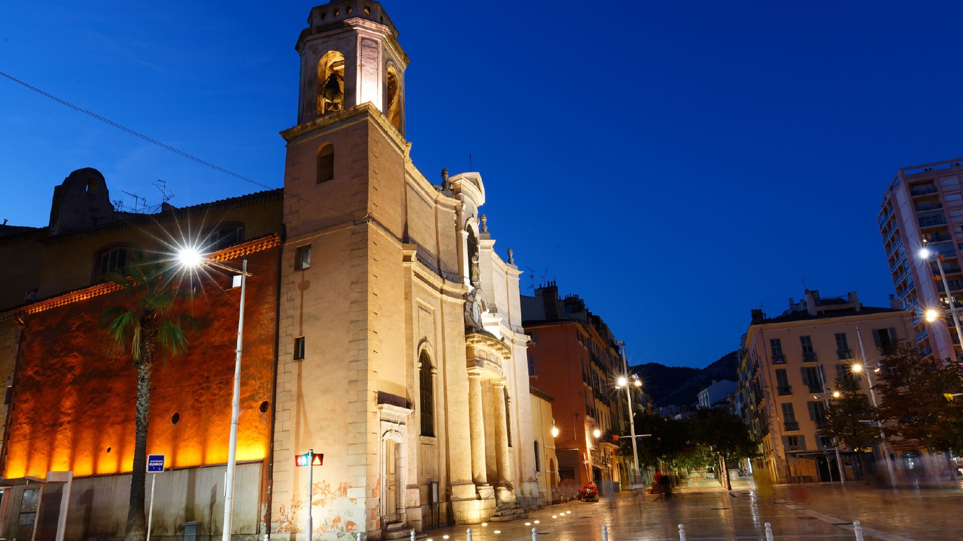 Toulon: Audio guided walking tour (1h50 - 19 audio comments)