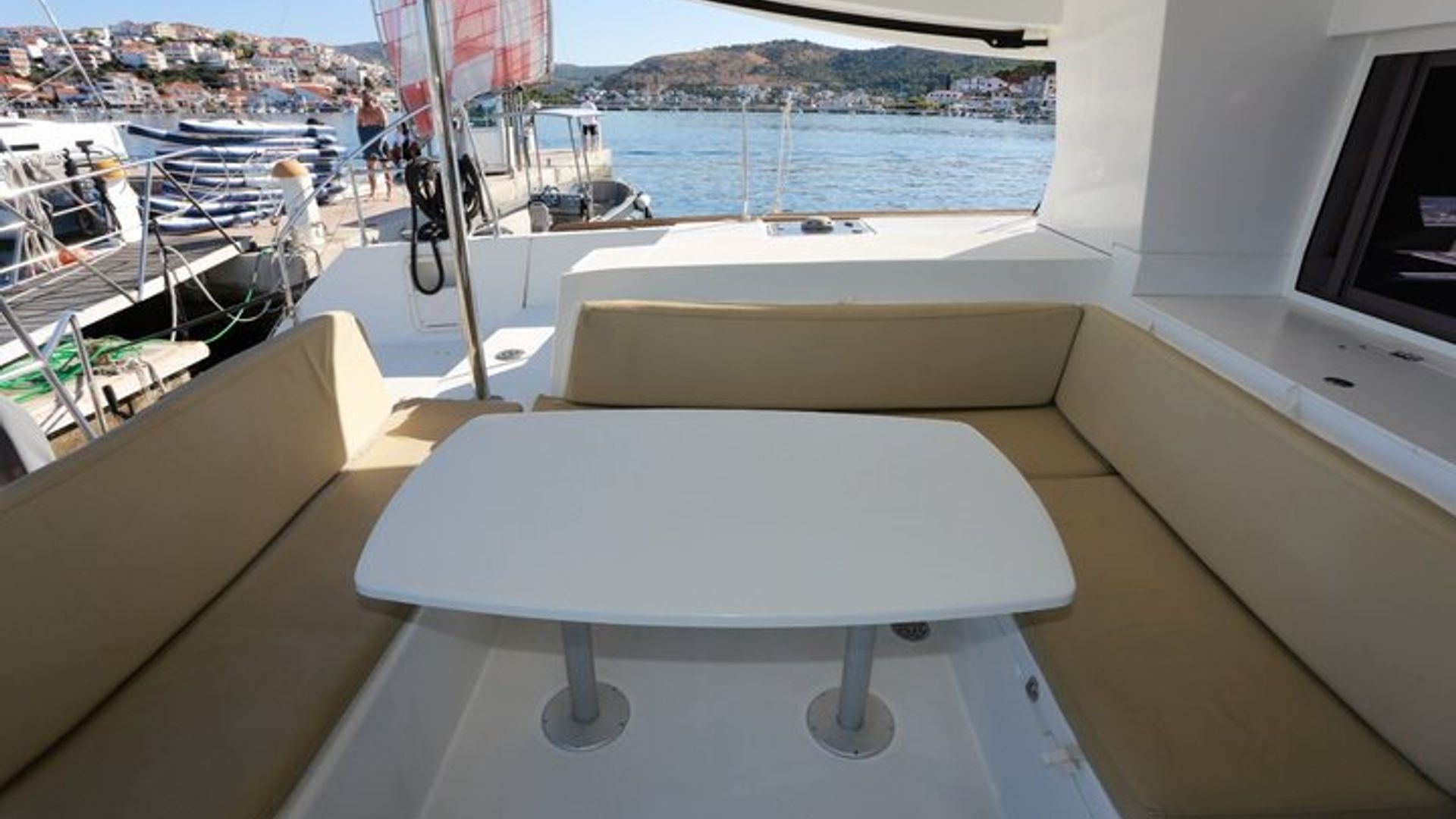 Un tour in catamarano di un'intera giornata alle Maddalene, con pranzo.