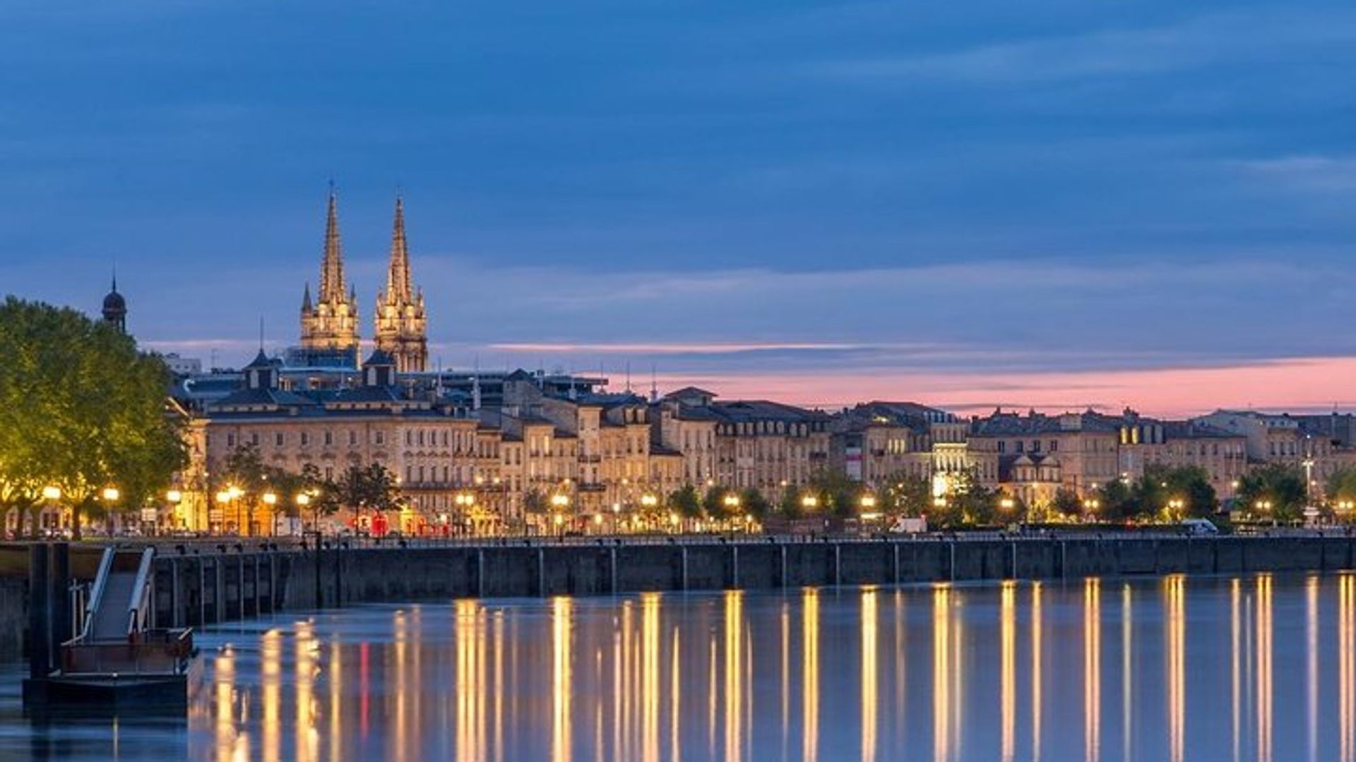 Traslados desde el aeropuerto de Burdeos: Burdeos al aeropuerto de Burdeos BOD en furgoneta de lujo