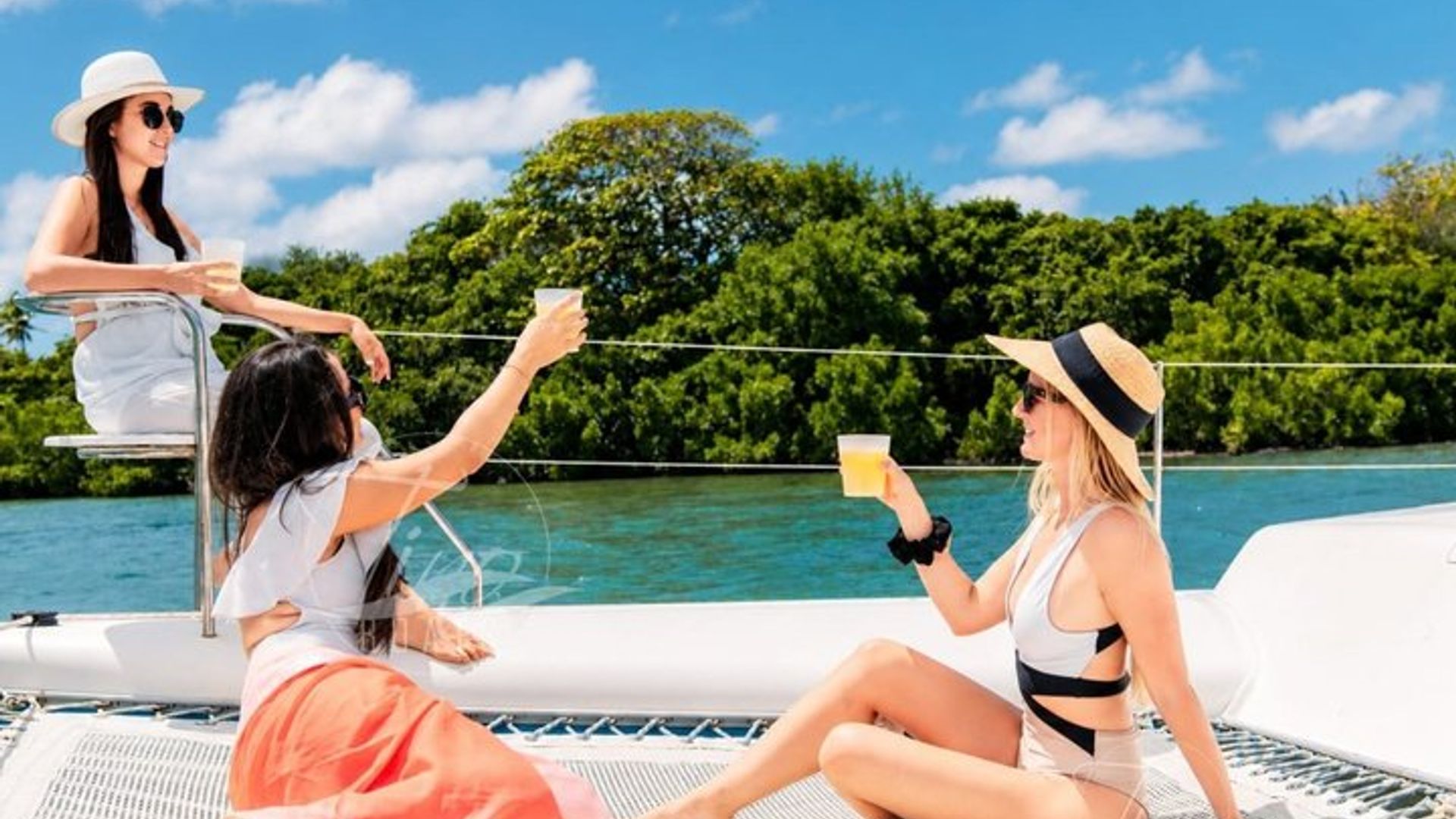 Ile aux Cerfs Catamaran Cruise and Lunch