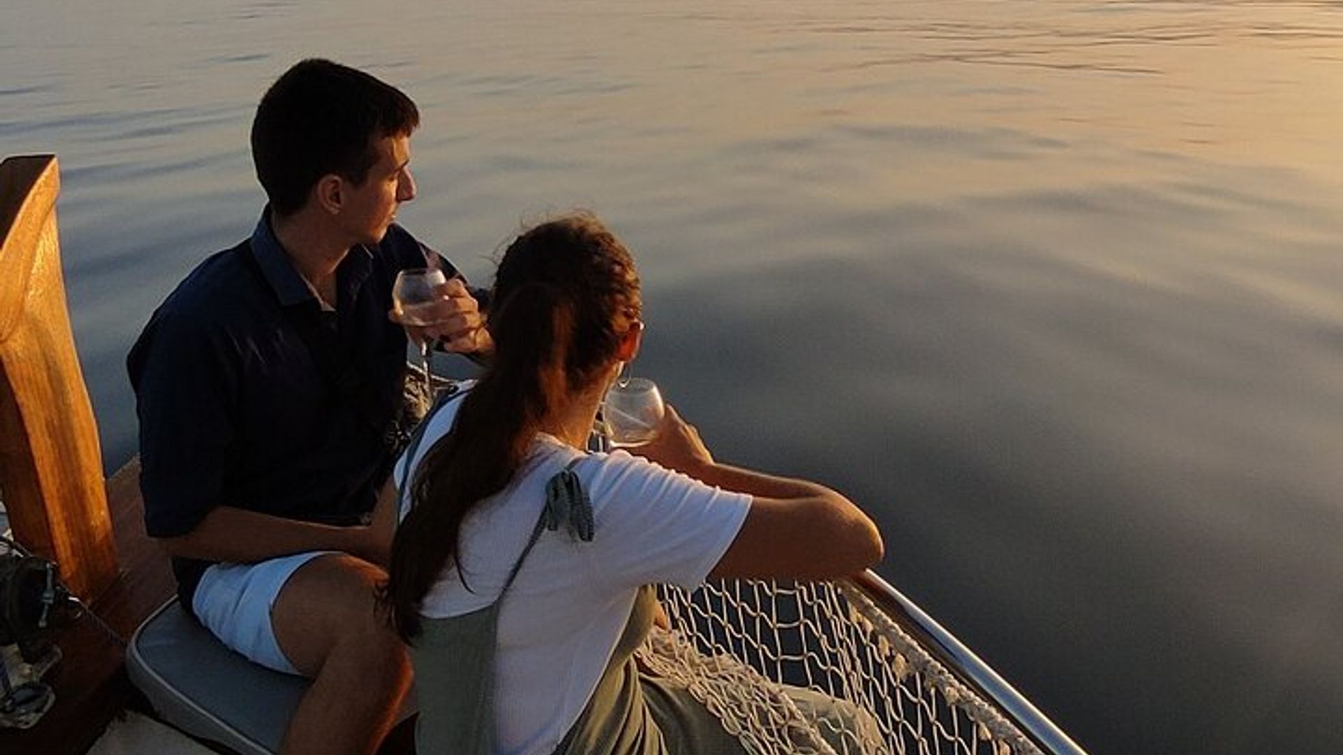 Mini cruise in the bay of Estepona at sunset with cava and seafood tapas