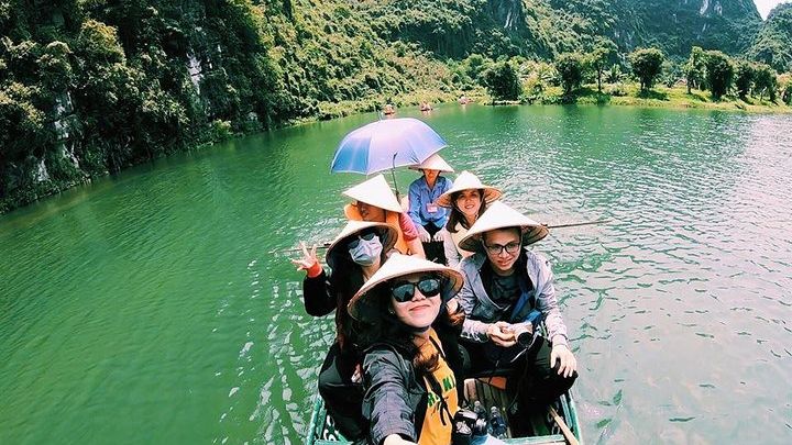 Hanoi: Ninh Binh Hoa Lu Trang and An Mua Cave Tour With Lunch