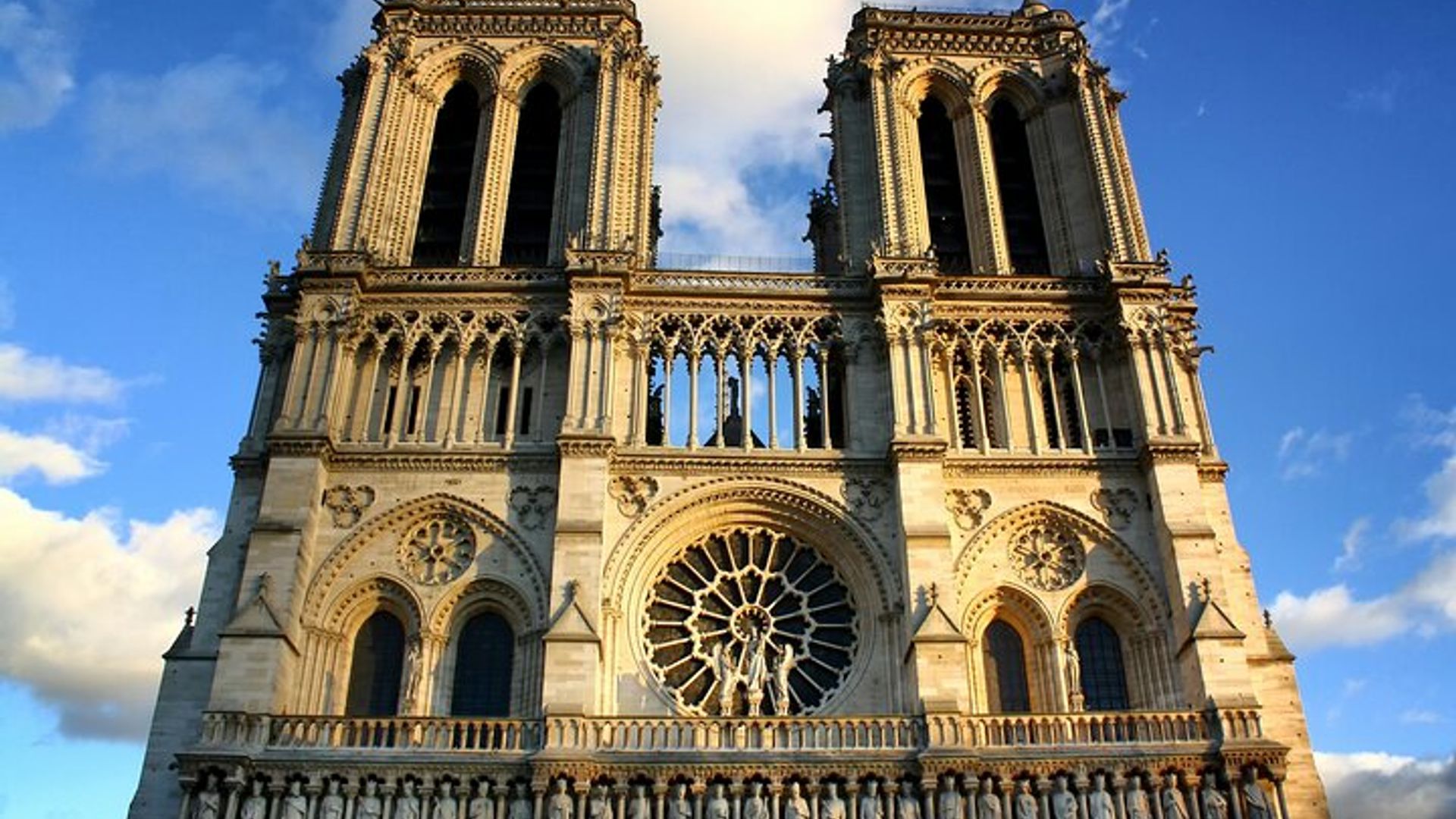 Tour em Pequenos Grupos pela Parte Externa da Catedral de Notre Dame e Cripta em Paris