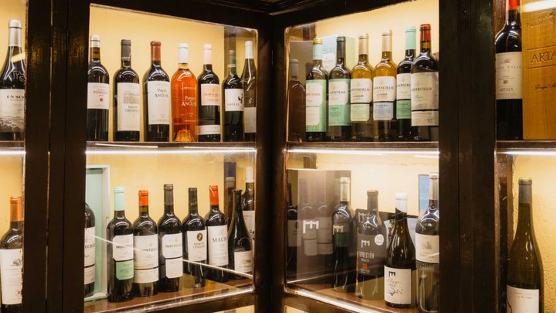 Barcelona Tapas and Wine Walking Tour With Local Guide