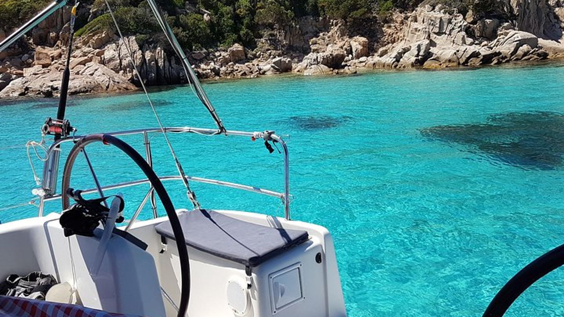 Eine ganztägige La Maddalena-Segeltour in kleiner Gruppe