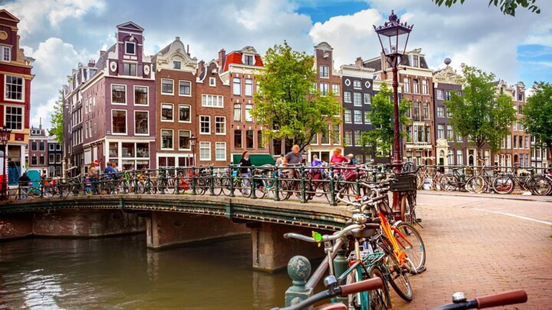 Paris nach Amsterdam: Privater Transfer mit Brüsseler Haltestelle