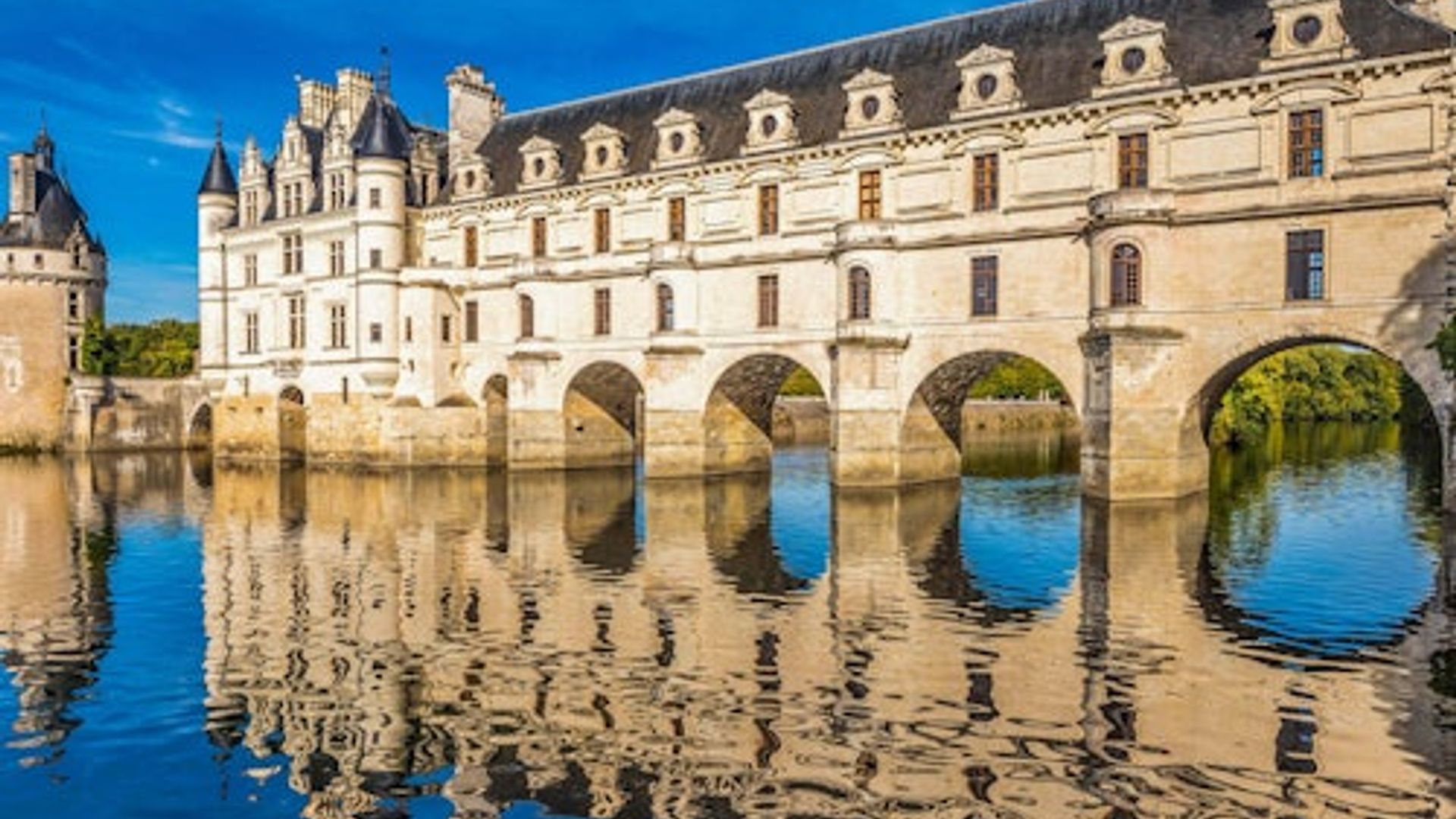 Loire Valley: Castles Audio Guide App by TouringBee