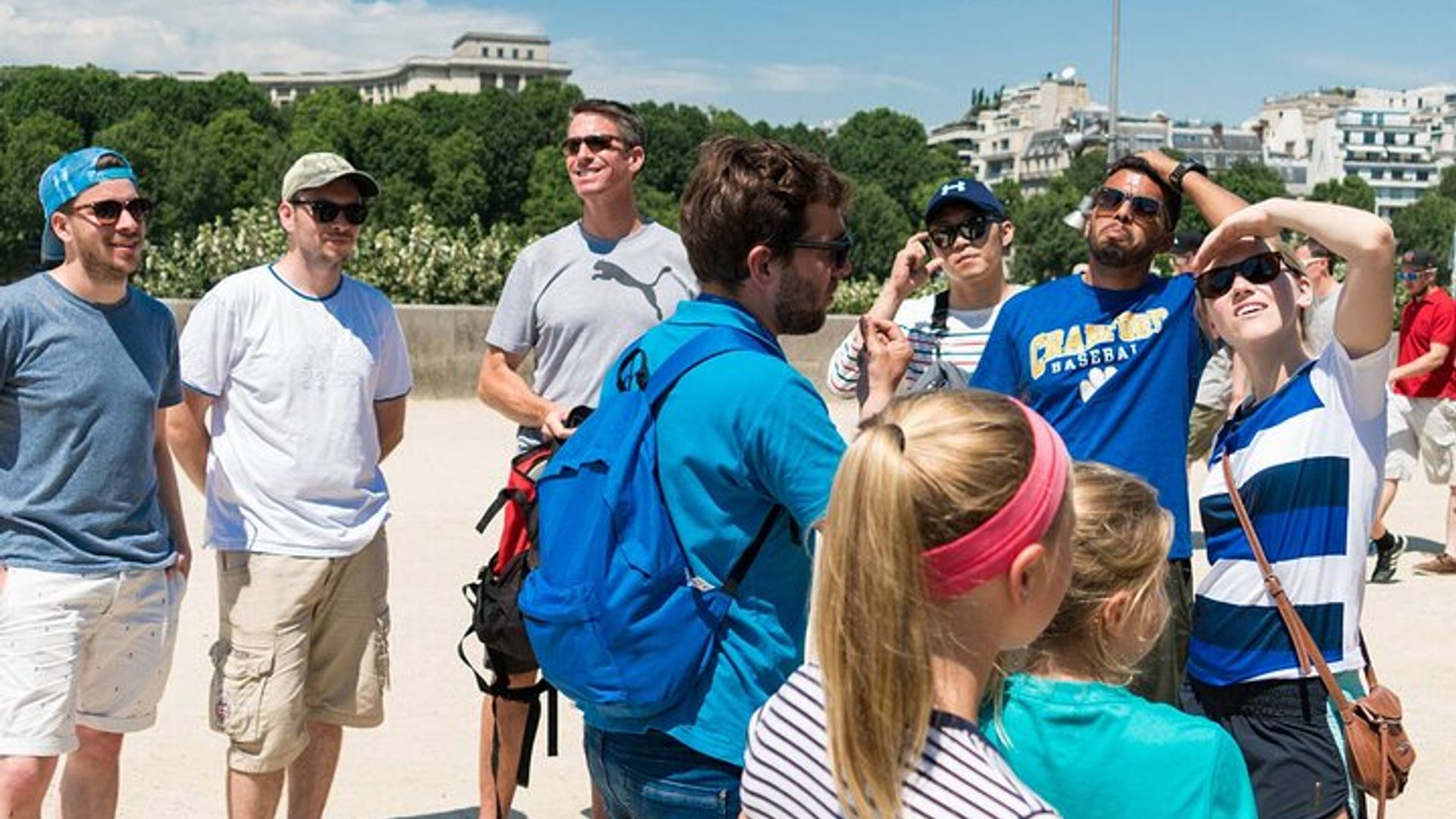 Paris Highlights Bike Tour with Eiffel Tower, Louvre and Notre-Dame