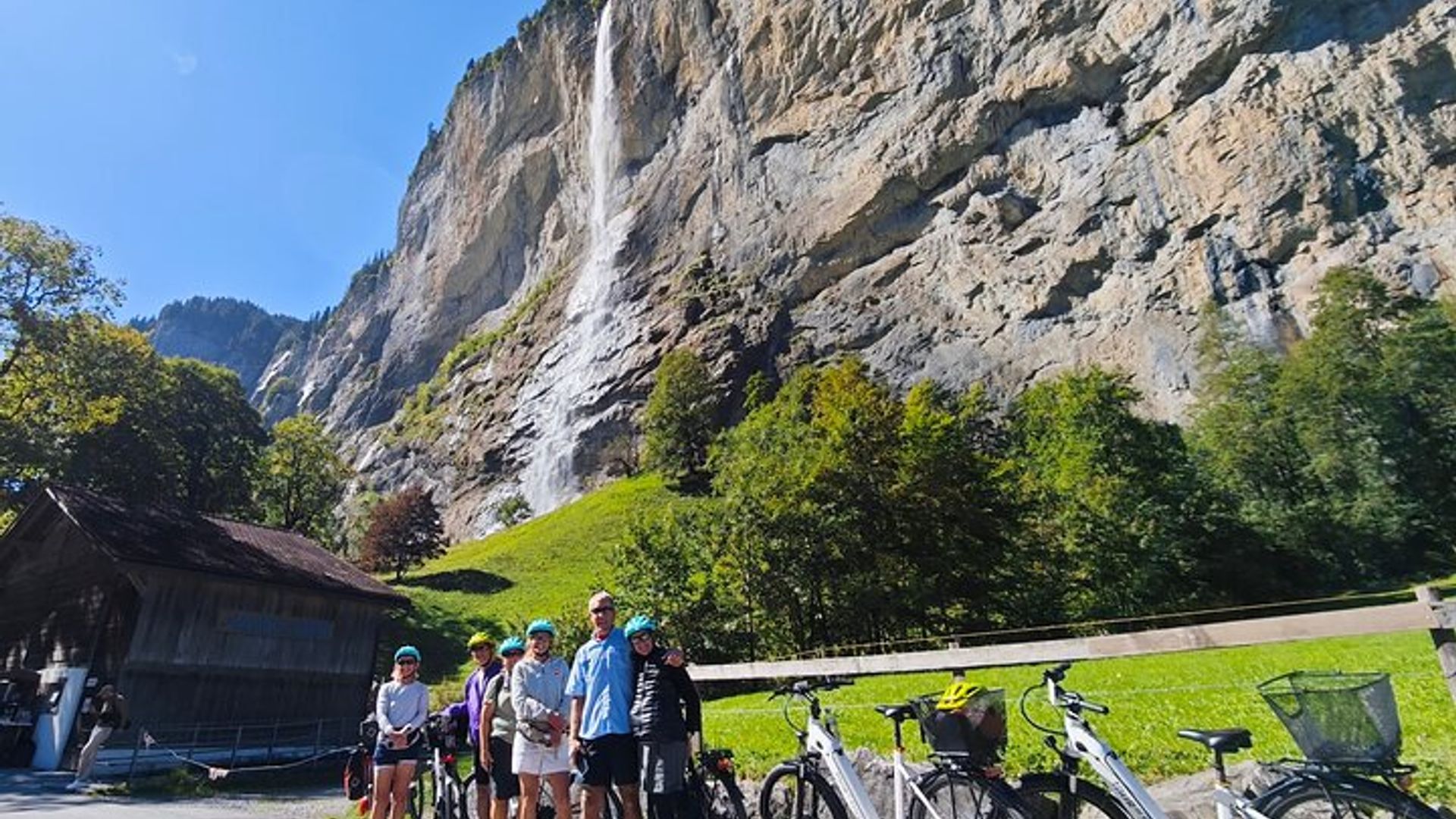 Visite en vélo électrique des cascades de la vallée de Lauterbrunnen avec déjeuner pique-nique