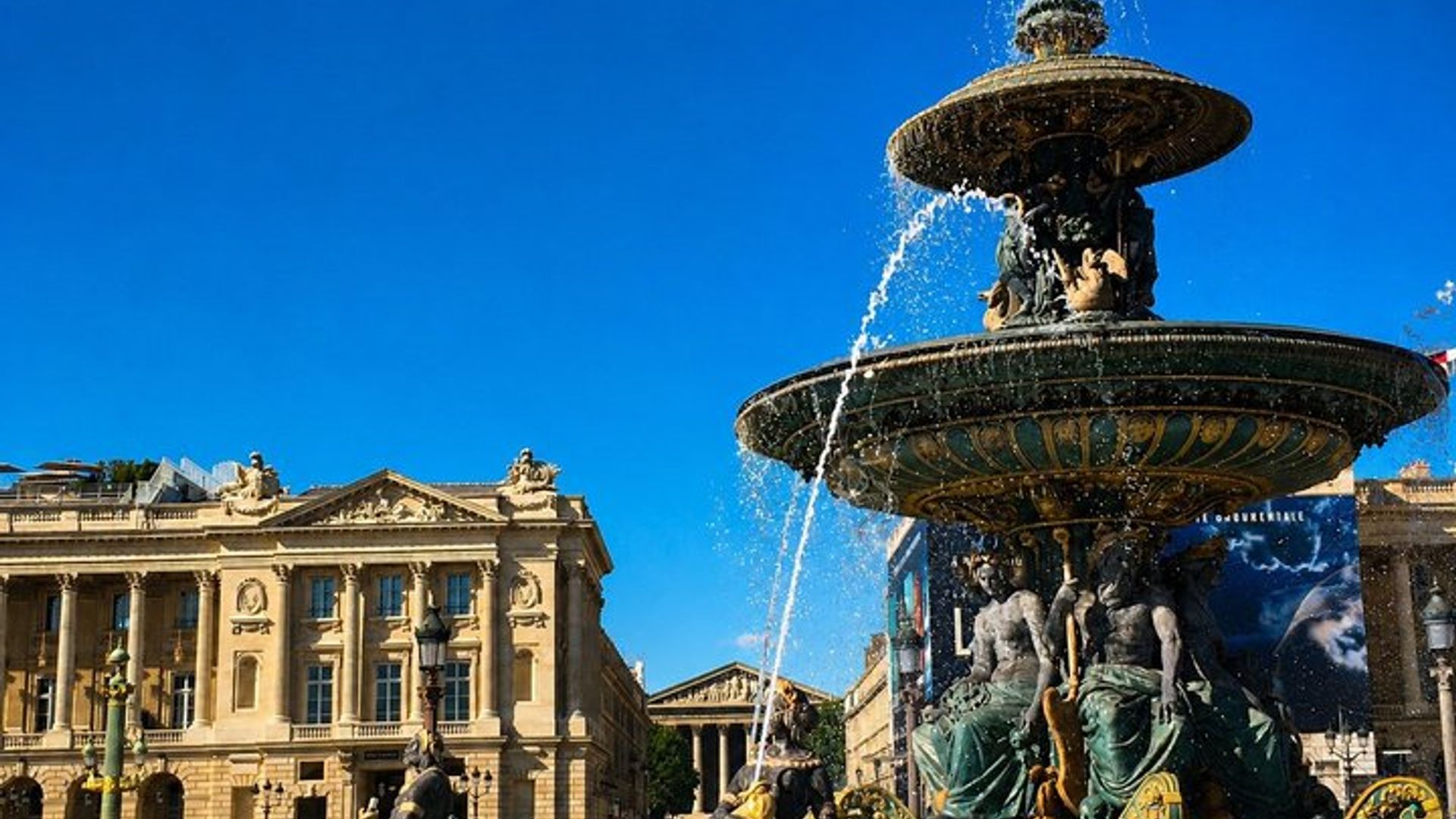 Escape outdoor game to visit around the Opera
