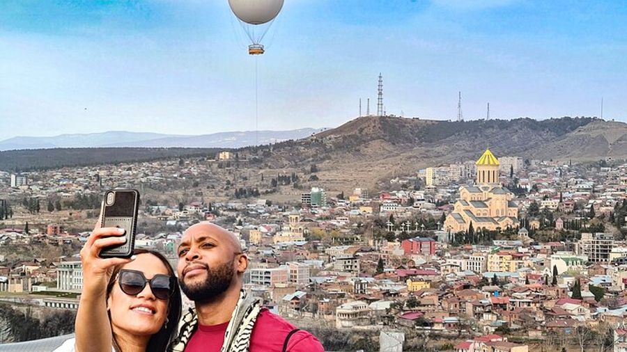 Tbilisi Walking Tour with Cable Cars, Wine Tasting, Bakery