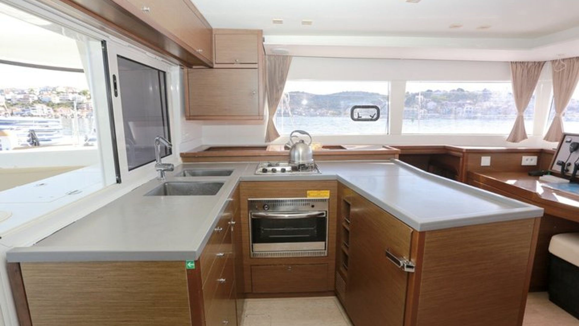 Um passeio de catamarã de dia inteiro pelas Ilhas Maddalena, com almoço.