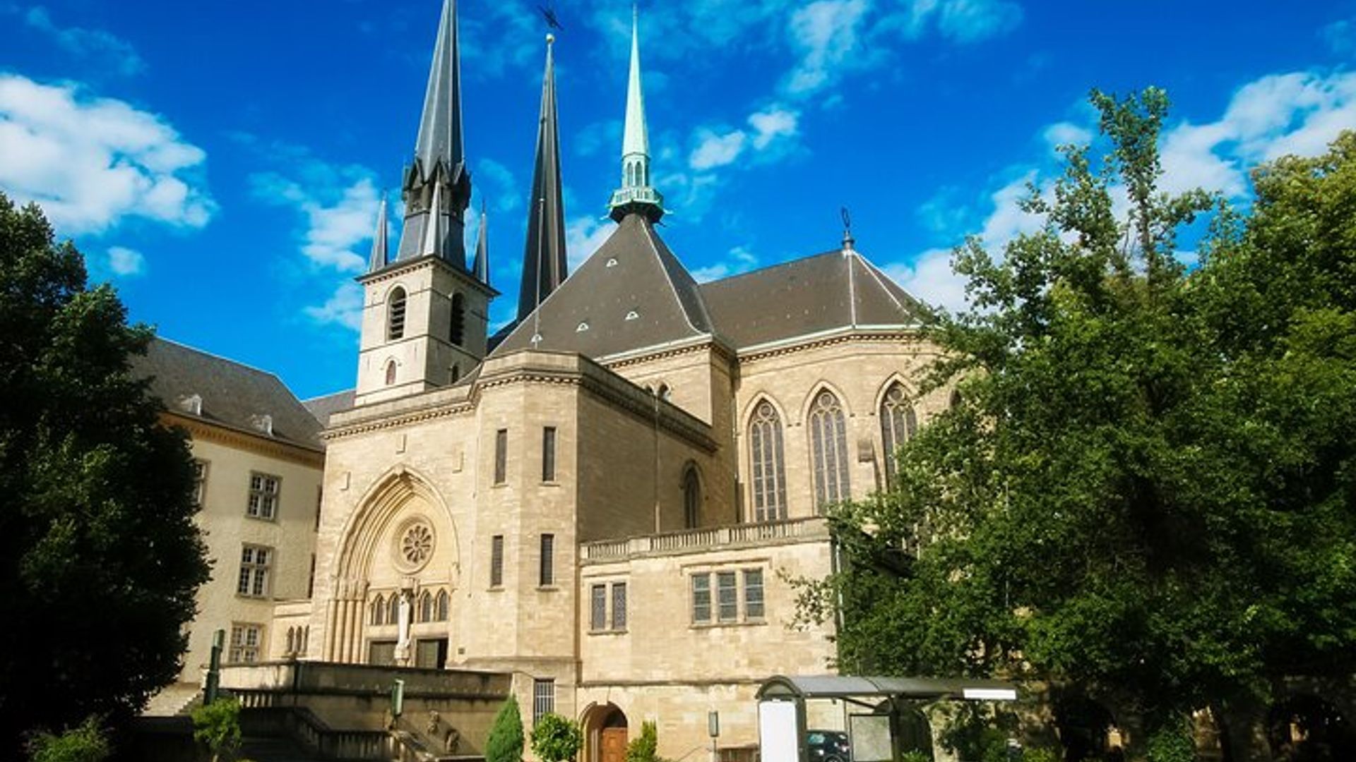 Privattransfer: Amsterdam>Luxemburg, 2h Halt am Schloss Vianden