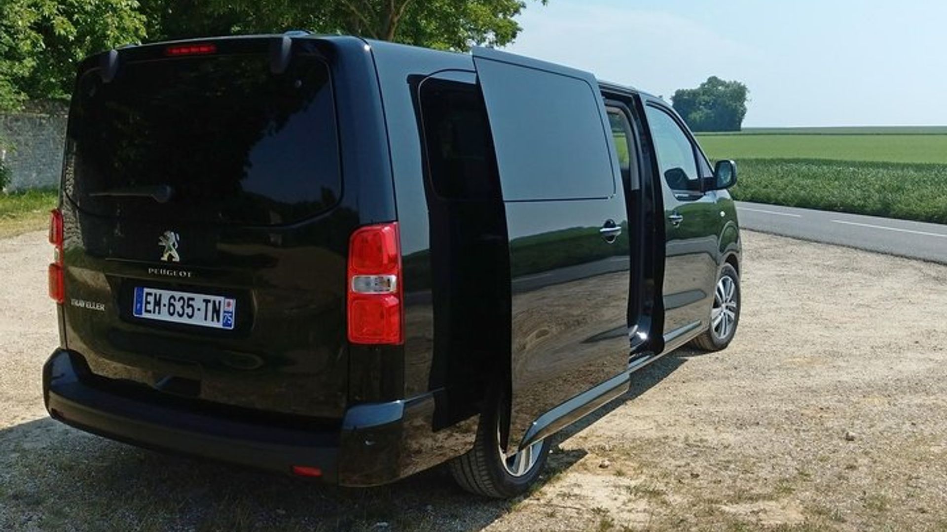 Private Shuttle from Charles de Gaulle Airport to Paris: Premium Service