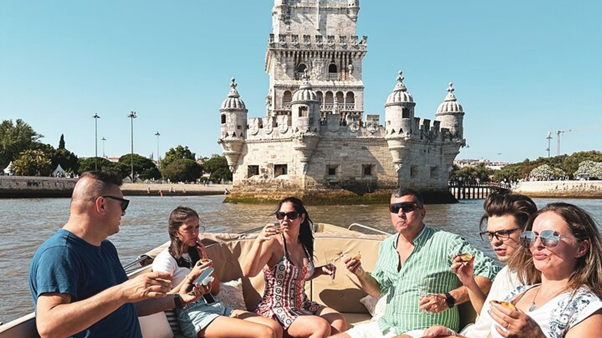 Croisière en bateau du Tage en petit groupe à Lisbonne avec pizza et bar ouvert