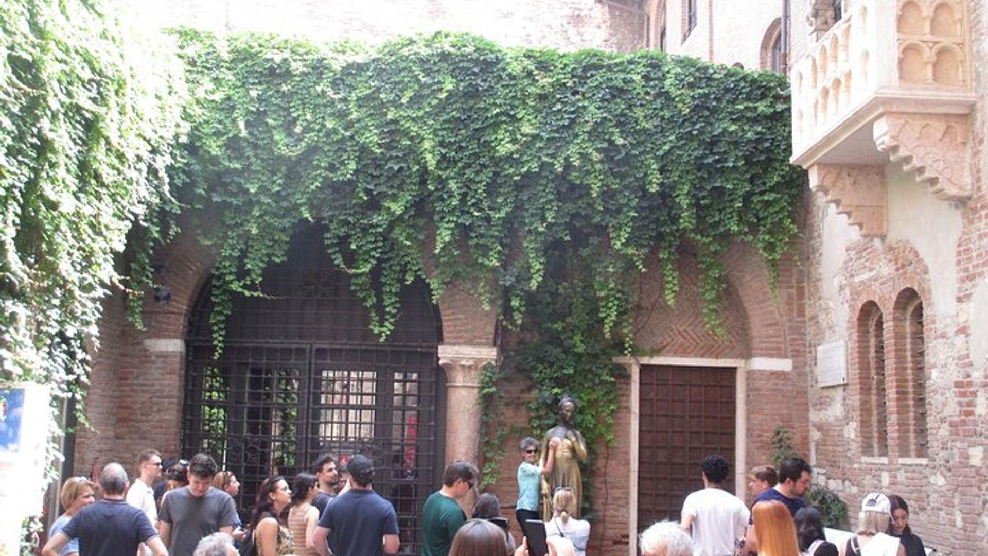 Verona Self-guided Walking Tour and Scavenger Hunt