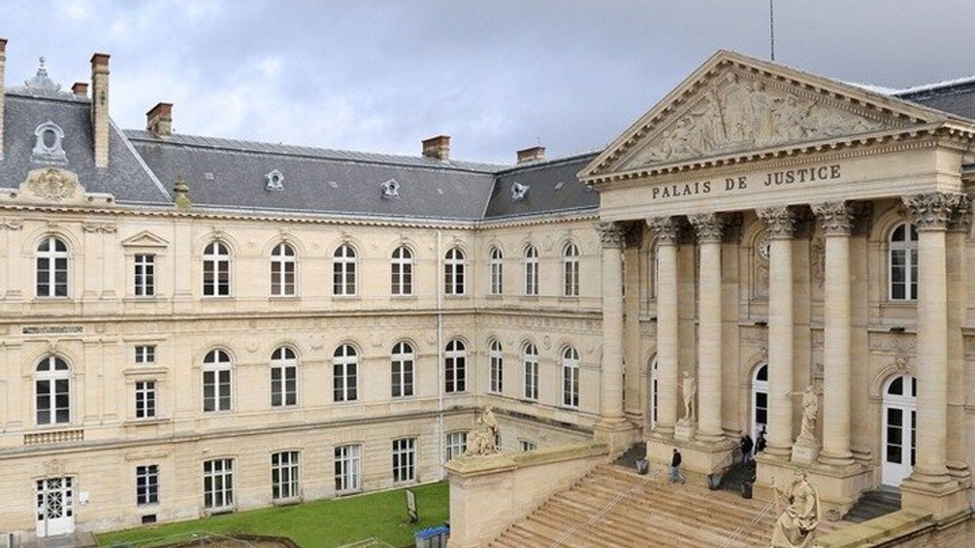 Amiens City Walk with Audio Guide in 7 Languages on your Phone