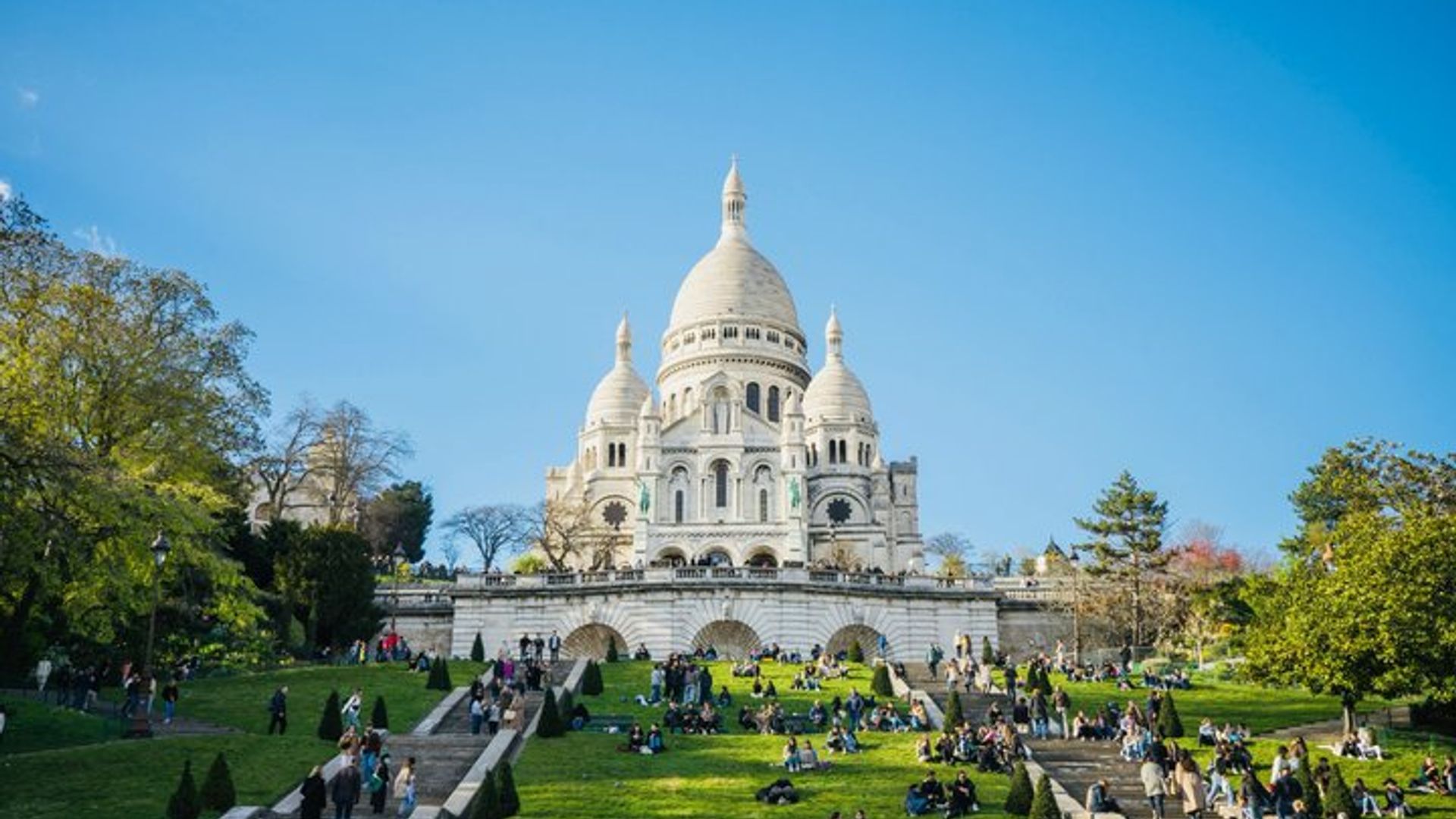 Montmartre Semi-Private Walking Tour with Wine & Cheese Tasting