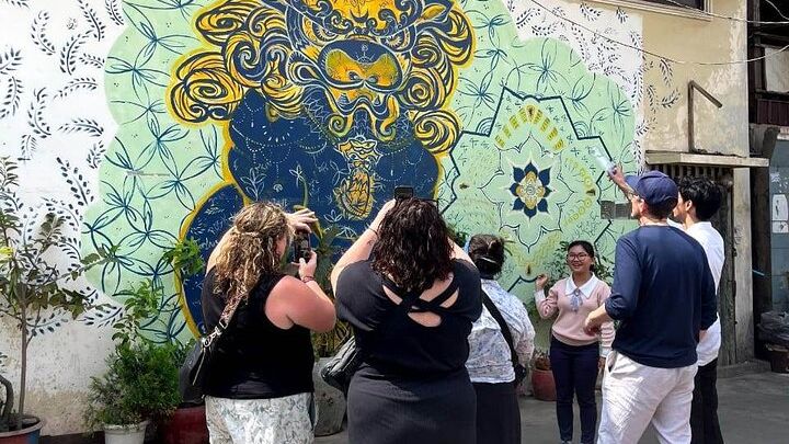 Phnom Penh: Morning Market & Street Art Tour with Breakfast