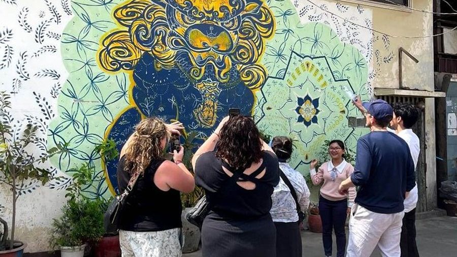 Phnom Penh: Morning Market & Street Art Tour with Breakfast