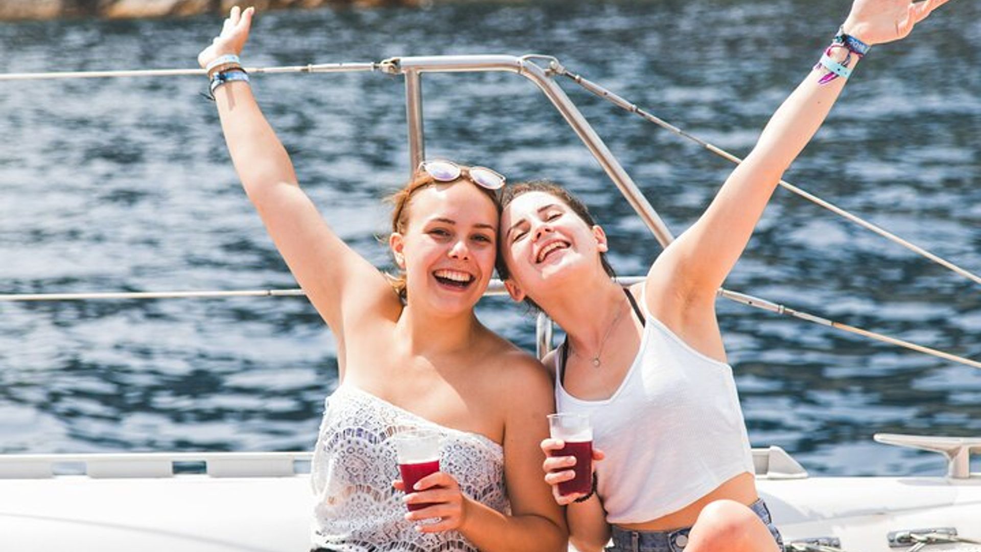 Départ en catamaran avec une ambiance jeune à midi